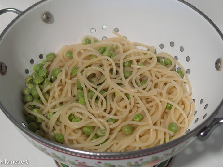 Pâtes au saumon, petits pois et aneth : étape 8 — Quand les pâtes et les petits pois sont cuits, égouttez-les.