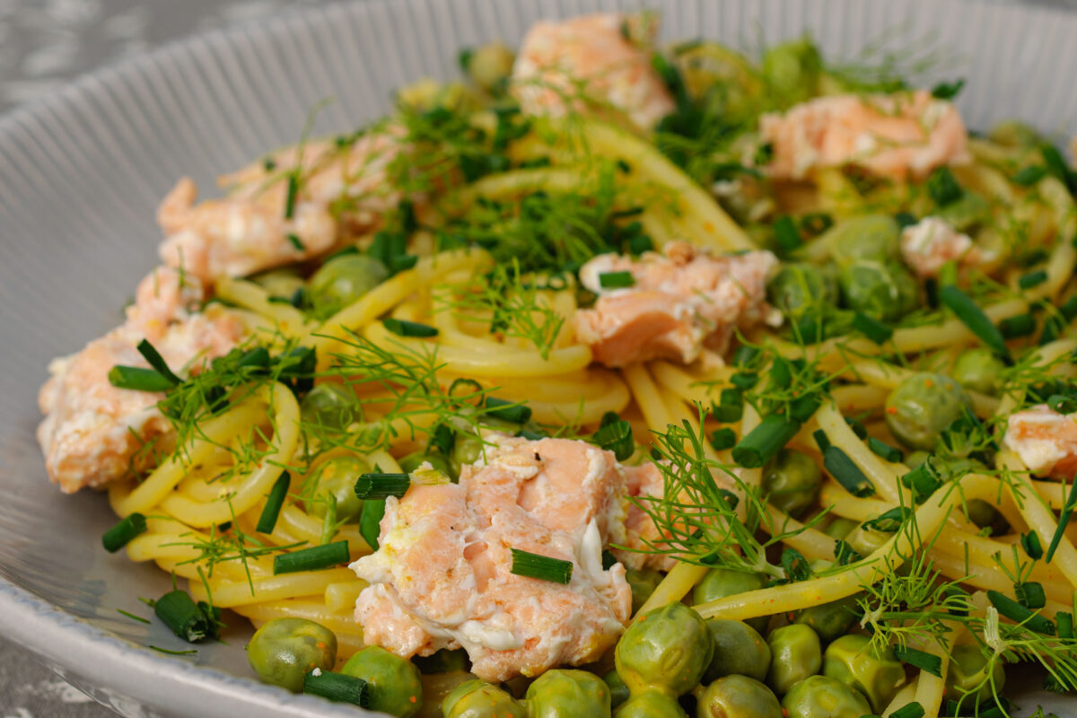 Recette de pâtes, poisson, saumon, petits pois, légumes, fines herbes, aneth, facile, curcuma, kilomètre-0,