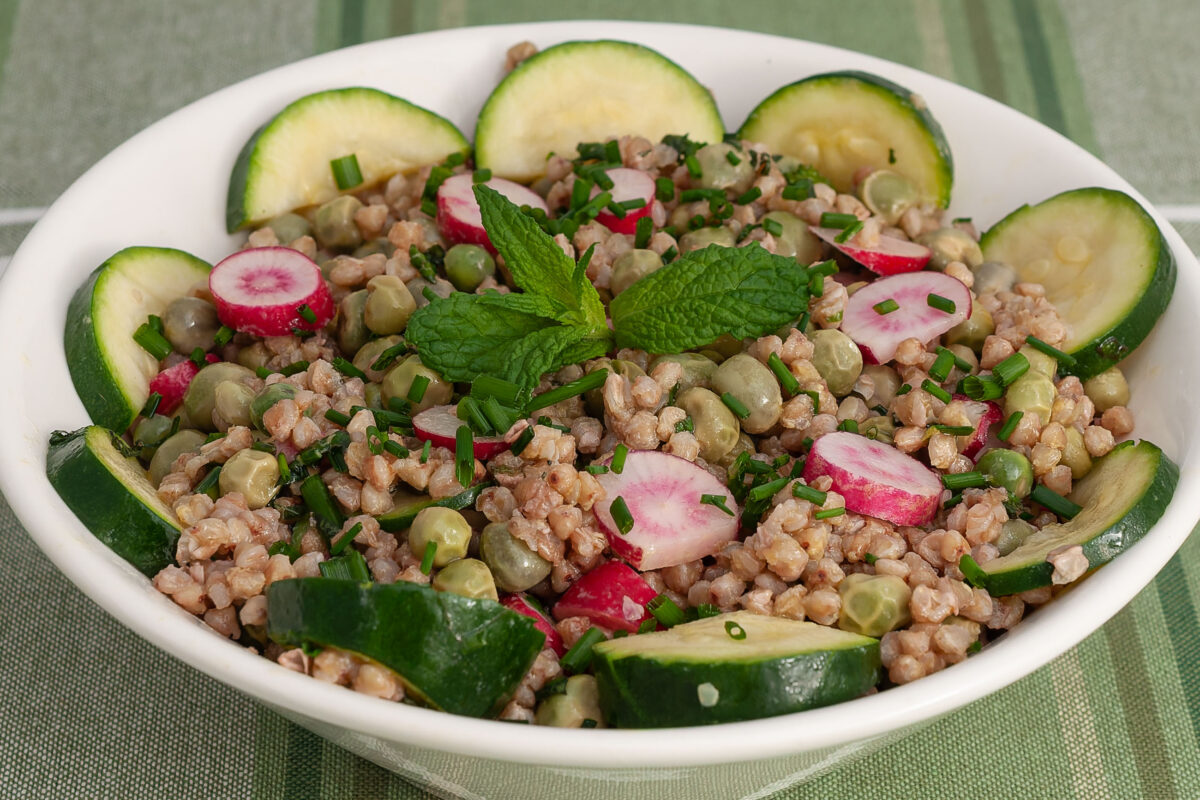 Recette de salade , céréales, végé, végétarien, complète, facile, légumes, sarrasin, graines de sarrasin, courgettes, radis, petits pois, printemps, été, légère, healthy, saine,