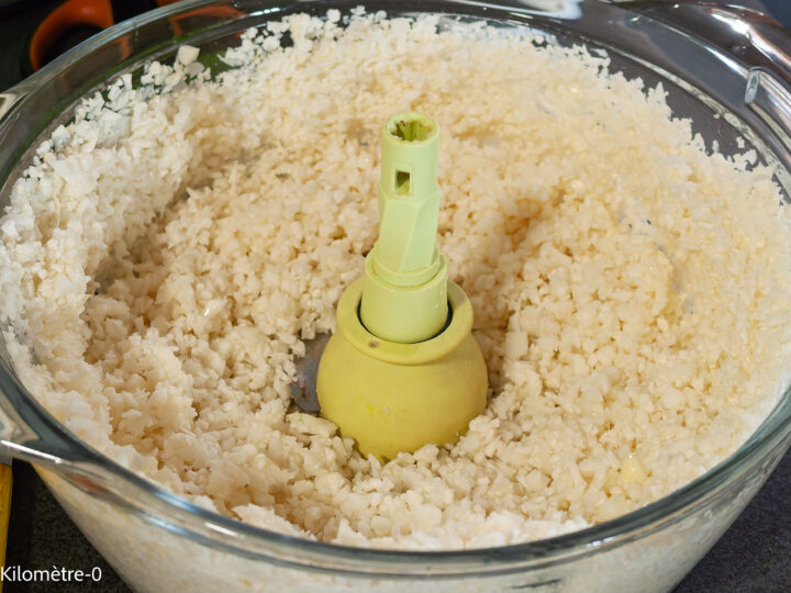 Taboulé de chou fleur aux carottes, concombre et radis, sauce tahini : étape 2 — Mixez-le pour obtenir un taboulé.