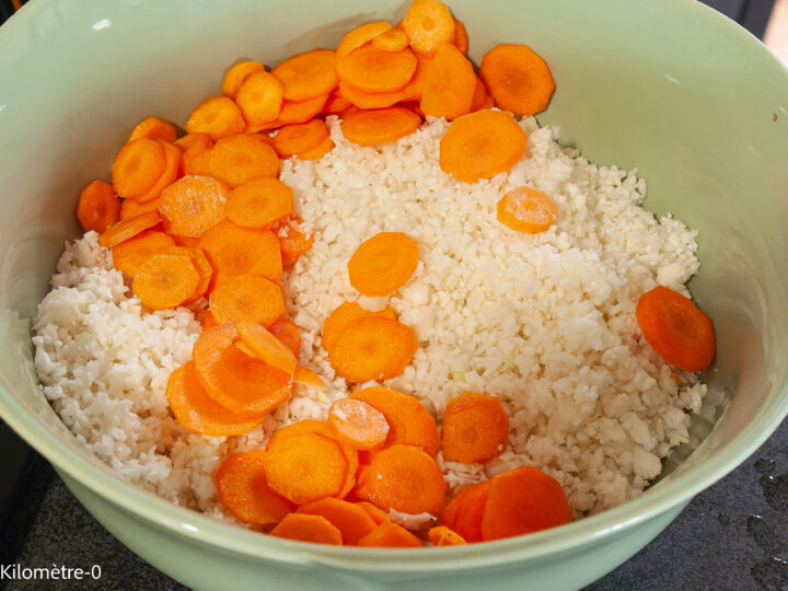 Taboulé de chou fleur aux carottes, concombre et radis, sauce tahini : étape 3 — Grattez les carottes ou lavez-les bien.