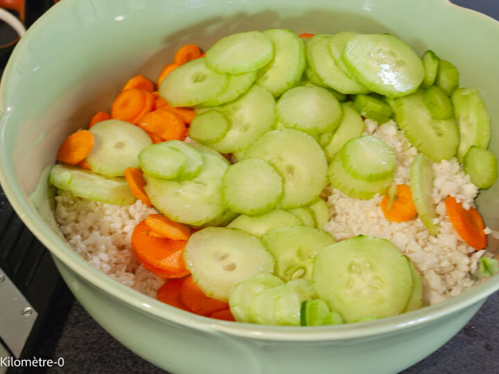 Taboulé de chou fleur aux carottes, concombre et radis, sauce tahini : étape 4 — Épluchez le concombre et coupez-le…