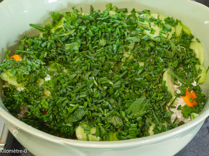 Taboulé de chou fleur aux carottes, concombre et radis, sauce tahini : étape 5 — Ajoutez les herbes lavées, séchées et…