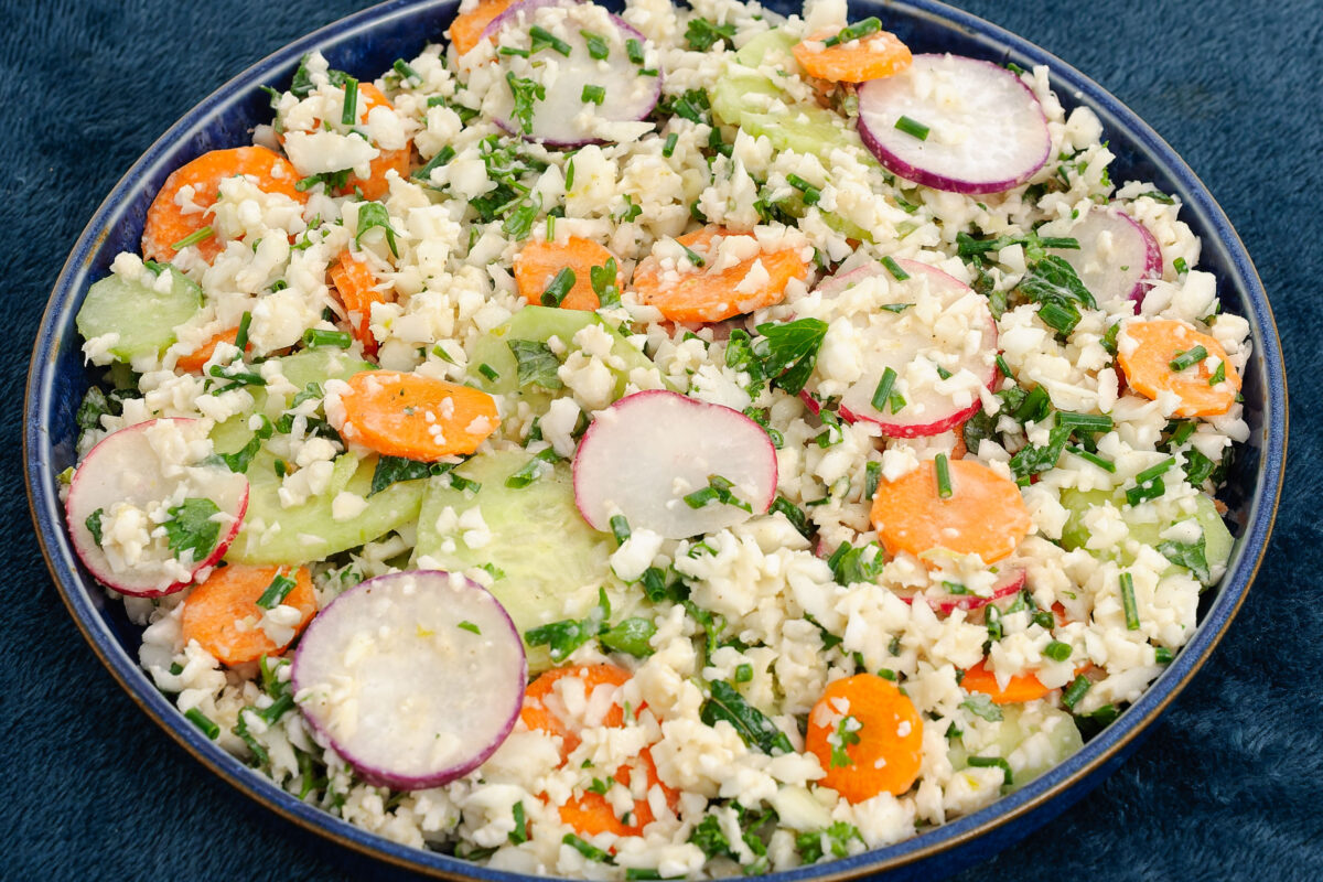 Recette de taboulé, entrée, plat végé, végétarien, économique, printemps, été, facile, rapide, chou, chou fleur, carottes, concombre, radis, légumes, fibres, végétal, sauce tahini, tahin, sauce, Kilomètre-0, bio,