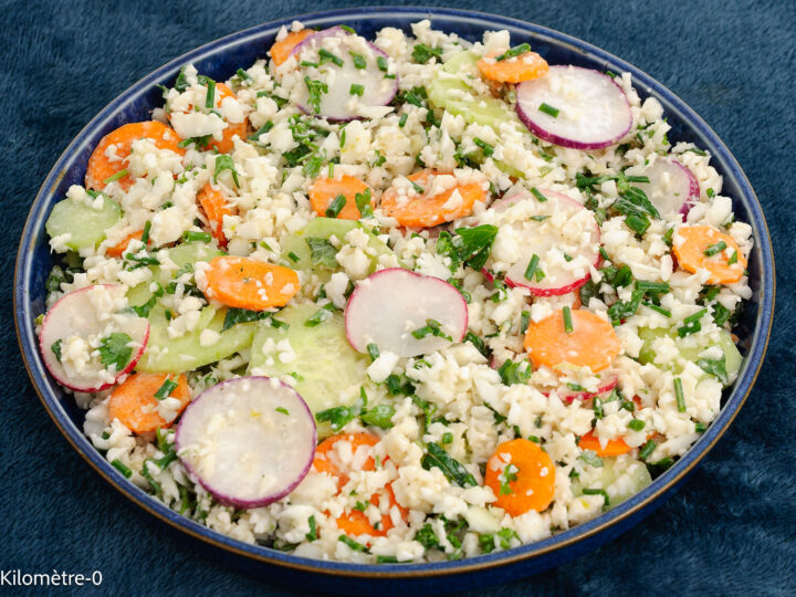Recette de taboulé, entrée, plat végé, végétarien, économique, printemps, été, facile, rapide, chou, chou fleur, carottes, concombre, radis, légumes, fibres, végétal, sauce tahini, tahin, sauce, Kilomètre-0, bio,