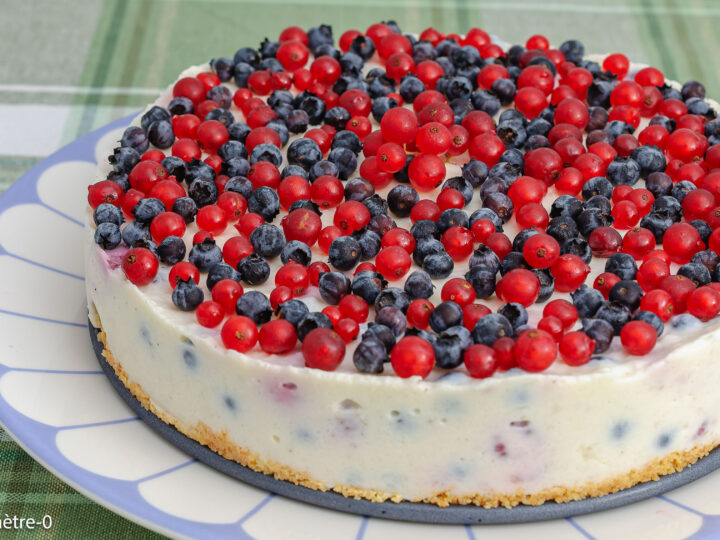 Recette de cheesecake léger aux framboises et myrtilles — lait concentré sucré et groseille