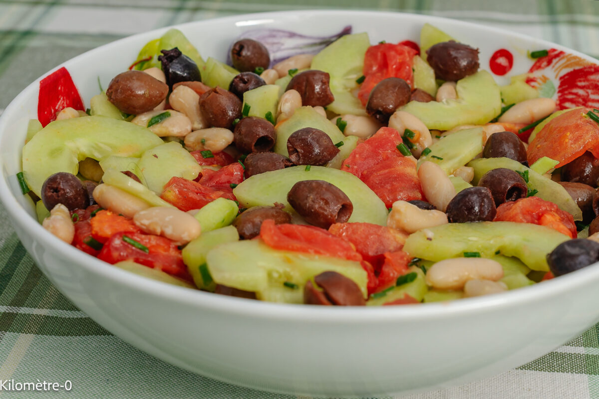 Recette sans gluten de salade de tomates et de concombre aux olives et haricots blancs — ciboulette et moutarde
