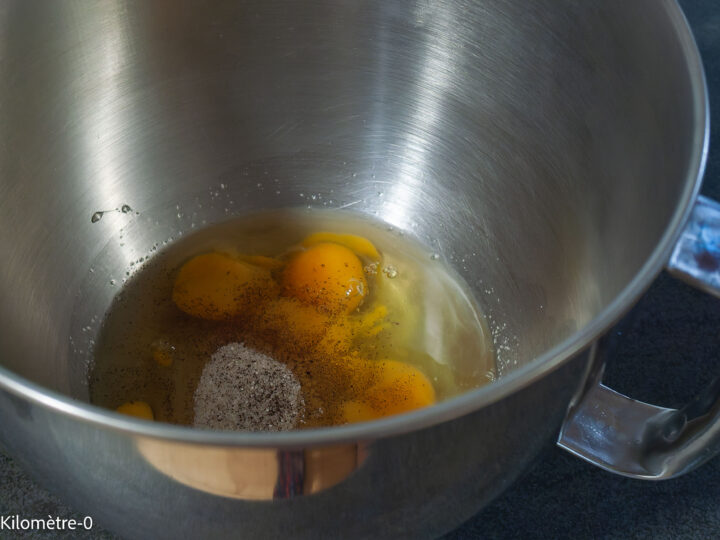 Flan coco : étape 1 — Cassez 4 œufs dans un grand bol mélangeur (cul de poule) avec le sucre vanillé ( pour avoir…
