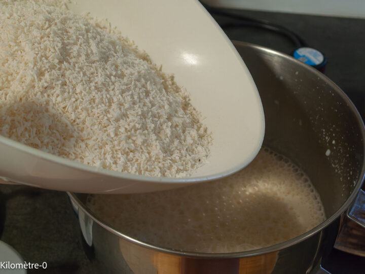 Flan coco : étape 3 — et la noix de coco râpée.