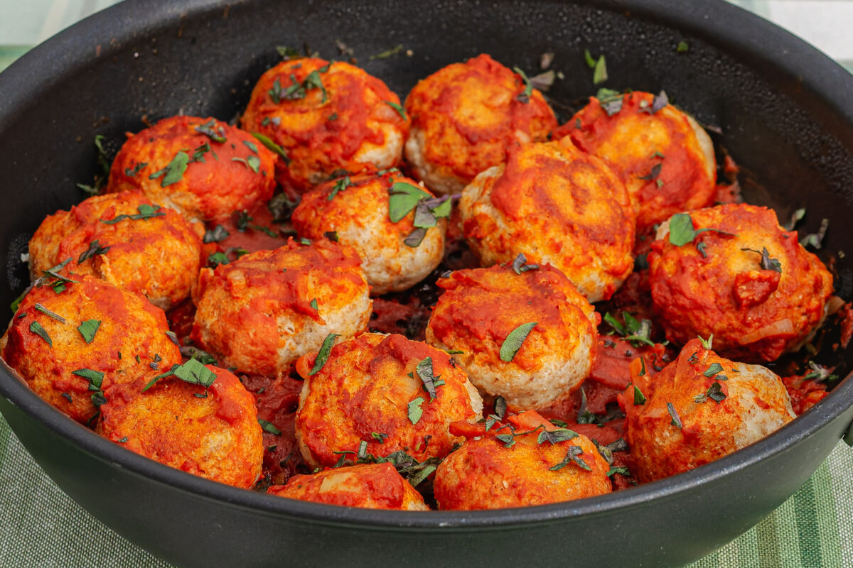 Recette végétarienne de polpette à la ricotta, sauce tomate — chapelure et basilic