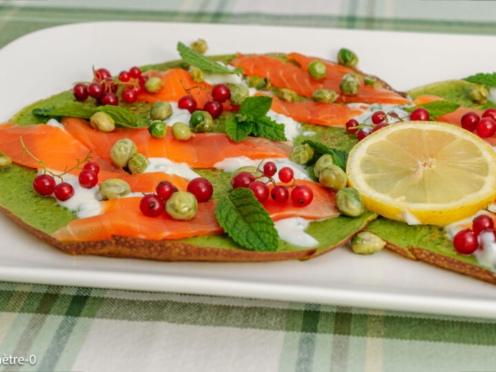 Recette de crêpes, vertes, sauce yaourt, truite fumée, saumon fumé, légumes, menthe, petits pois, coloré, healthy, léger, bio, facile,
