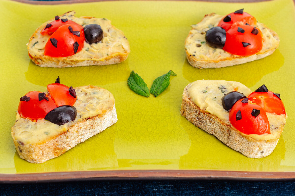 Recette végétarienne de tartines coccinelles — houmous et baguette aux céréales