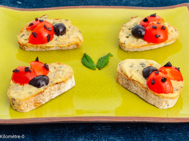 Recette végétarienne de tartines coccinelles — houmous et baguette aux céréales