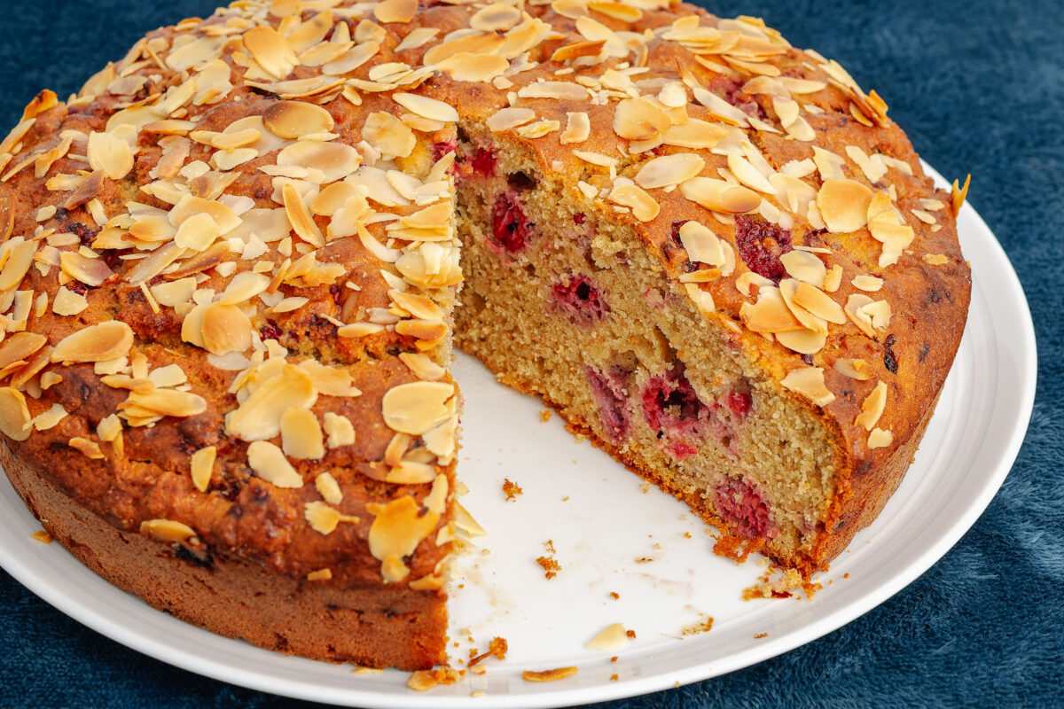 Recette végétarienne de gâteau du matin protéiné aux framboises et groseilles — purée d'amandes et farine d'amande
