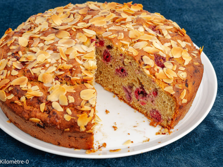 Recette végétarienne de gâteau du matin protéiné aux framboises et groseilles — purée d'amandes et farine d'amande