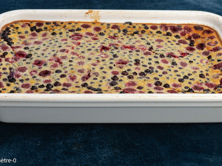 Recette végétarienne de far aux fruits rouges — myrtille et vanille en poudre