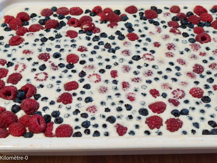 Far aux fruits rouges : étape 5 — Versez la pâte ...