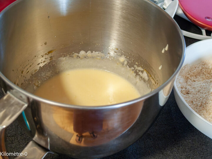 Gâteau du matin à la noix de coco : étape 4 — puis versez le lait et le beurre fondu.