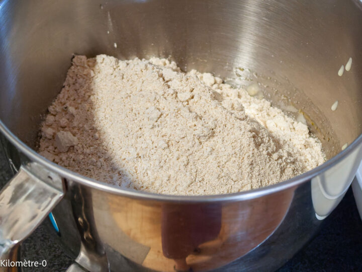 Gâteau du matin à la noix de coco : étape 5 — Ajoutez la farine.