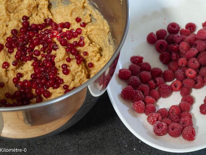 Gâteau du matin protéiné aux framboises et groseilles : étape 5 — Mélangez sans insister avec une spatule.