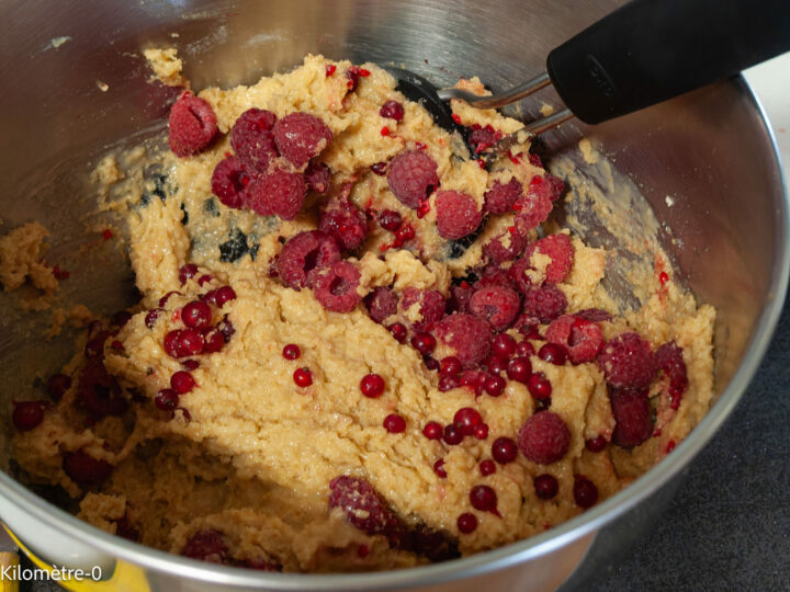 Gâteau du matin protéiné aux framboises et groseilles : étape 6 — Mélangez délicatement.