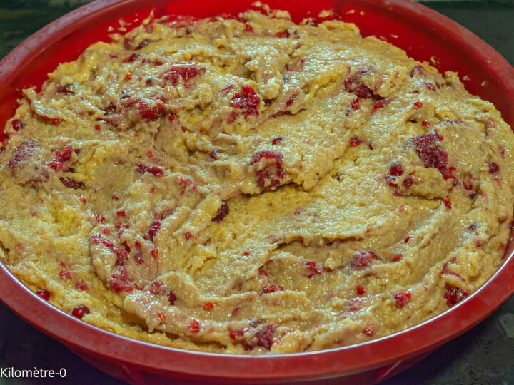Gâteau du matin protéiné aux framboises et groseilles : étape 7 — Versez la pâte dans un moule beurré ou siliconé.