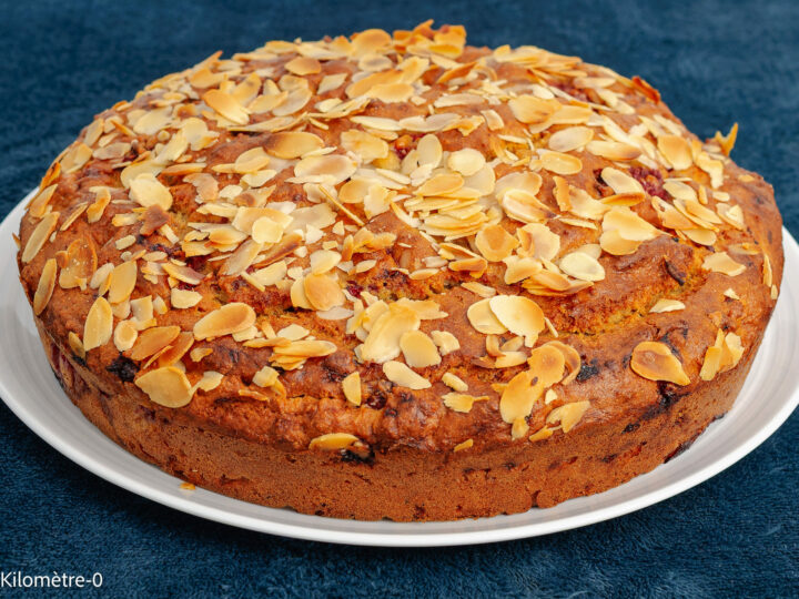 Gâteau du matin protéiné aux framboises et groseilles : étape 9 — Laissez-le refroidir avant de le démouler.
