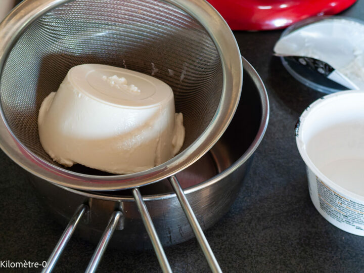 Polpette à la ricotta, sauce tomate : étape 1 — Mettez la ricotta dans un chinois posé dans un grand bol et laissez-la…