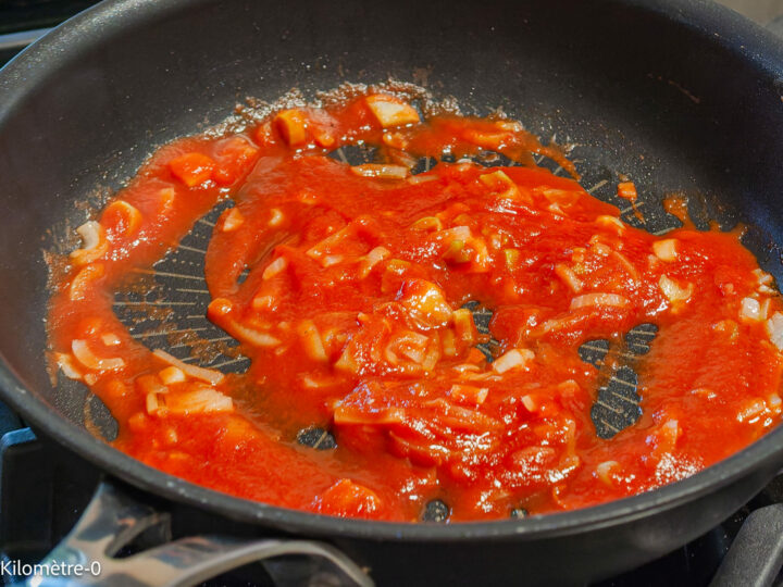 Polpette à la ricotta, sauce tomate : étape 3 — Ajoutez le coulis de tomate et poursuivez la cuisson 10 minutes à feu doux.