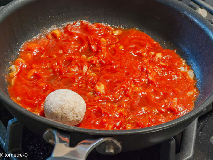 Polpette à la ricotta, sauce tomate : étape 7 — Formez les polpette et mettez-les au fur et à mesure dans la poêle.