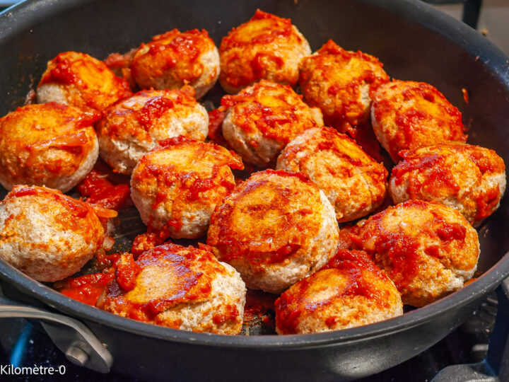 Polpette à la ricotta, sauce tomate : étape 9 — en les retournant délicatement à mi cuisson.