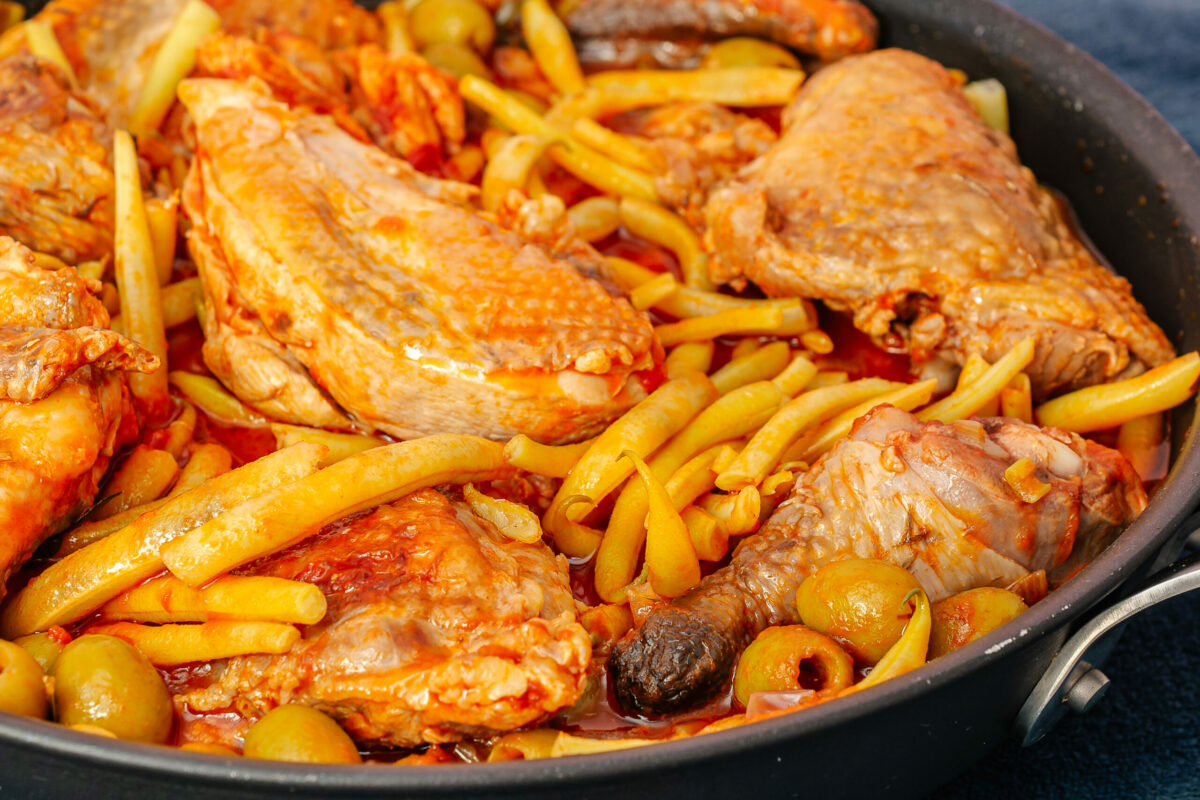 Recette sans gluten de poulet aux olives et haricots plats — estragon et coulis de tomate