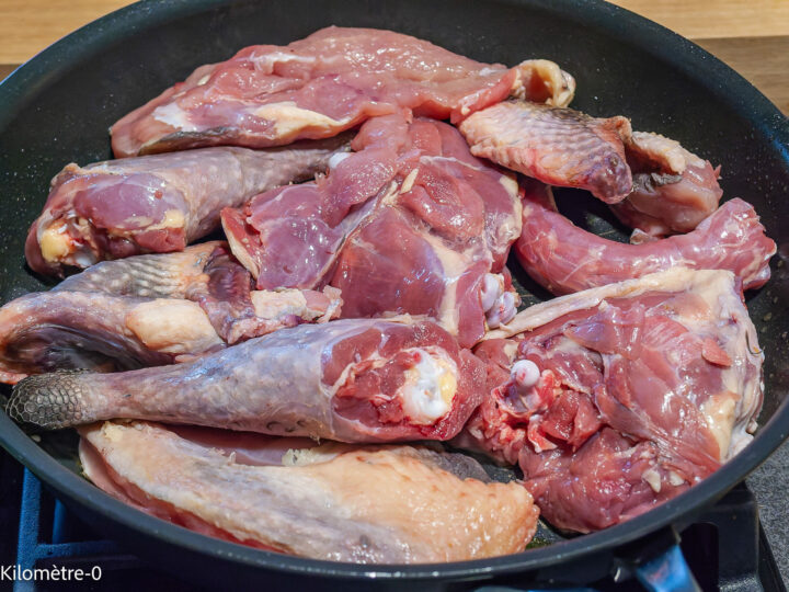 Poulet aux olives et haricots plats : étape 2 — Pendant ce temps, coupez le poulet en morceaux.