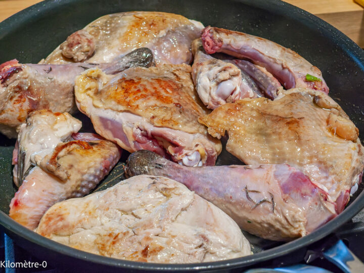 Poulet aux olives et haricots plats : étape 4 — mettez le poulet à sa place.