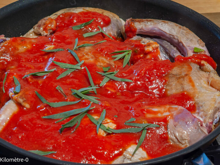 Poulet aux olives et haricots plats : étape 5 — Versez dessus le coulis et l'estragon