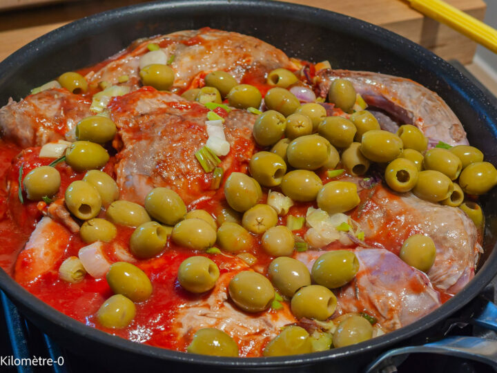 Poulet aux olives et haricots plats : étape 7 — Ajoutez les olives, couvrez et laissez cuire le temps que les morceaux…
