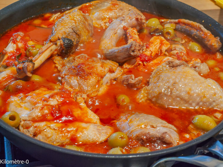 Poulet aux olives et haricots plats : étape 9 — Quand le poulet est presque cuit, vérifiez l'assaisonnement.