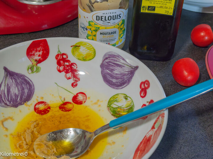 Salade de tomates et de concombre aux olives et haricots blancs : étape 1 — Dans un saladier, faites la vinaigrette avec…