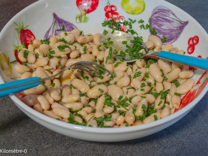 Salade de tomates et de concombre aux olives et haricots blancs : étape 3 — Ajoutez la ciboulette ciselée.
