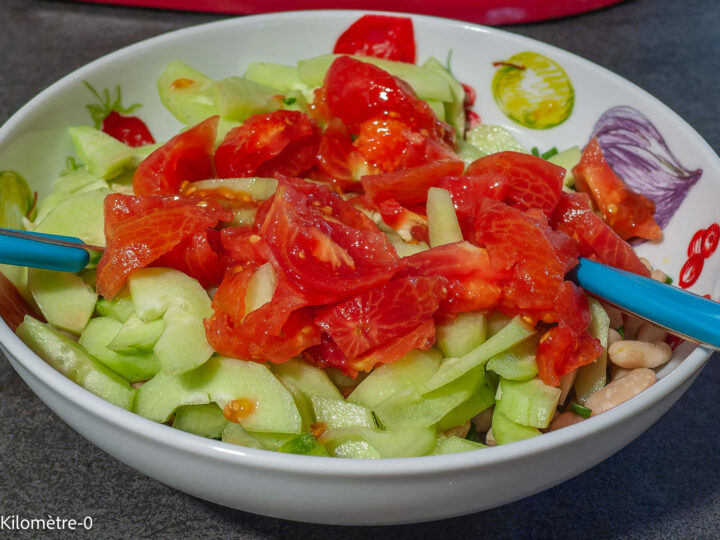 Salade de tomates et de concombre aux olives et haricots blancs : étape 5 — Pelez et coupez, voire épluchez les tomates pour…