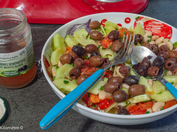 Salade de tomates et de concombre aux olives et haricots blancs : étape 6 — Ajoutez les olives, mélangez.