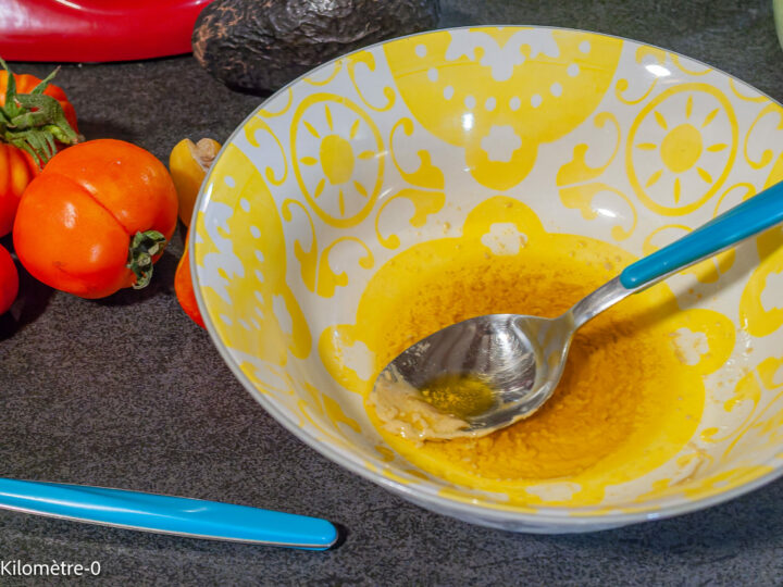 Salade de vieille aux tomates et à l&rsquo;avocat : étape 1 — Préparez la vinaigrette :