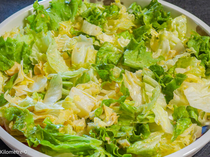 Salade de vieille aux tomates et à l&rsquo;avocat : étape 4 — Préparez la salade et mélangez-la avec un peu de vinaigrette.