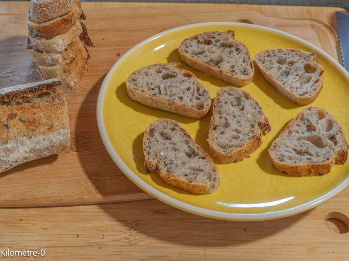 Tartines coccinelles : étape 1 — Coupez des tartines dans une baguette.