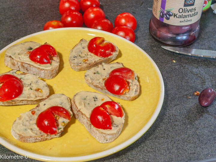 Tartines coccinelles : étape 2 — Recouvrez-les de houmous maison ou non.