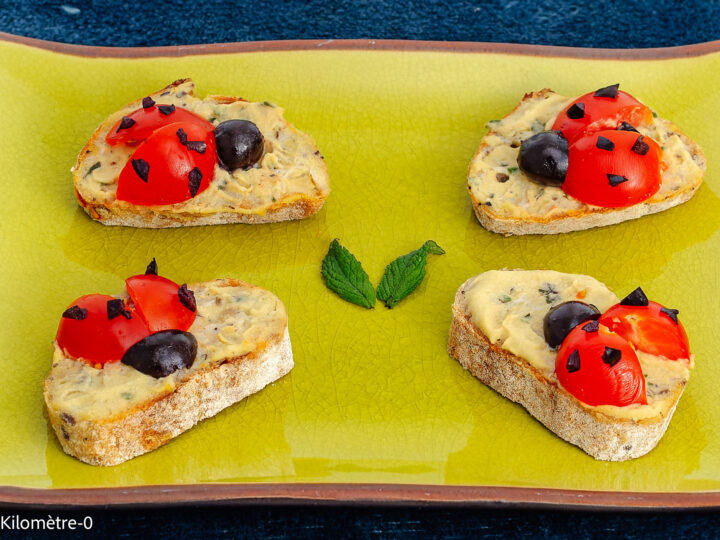 Tartines coccinelles : étape 3 — Coupez une olive noire sans noyau en deux dans le sens de la longueur puis en deux dans le…