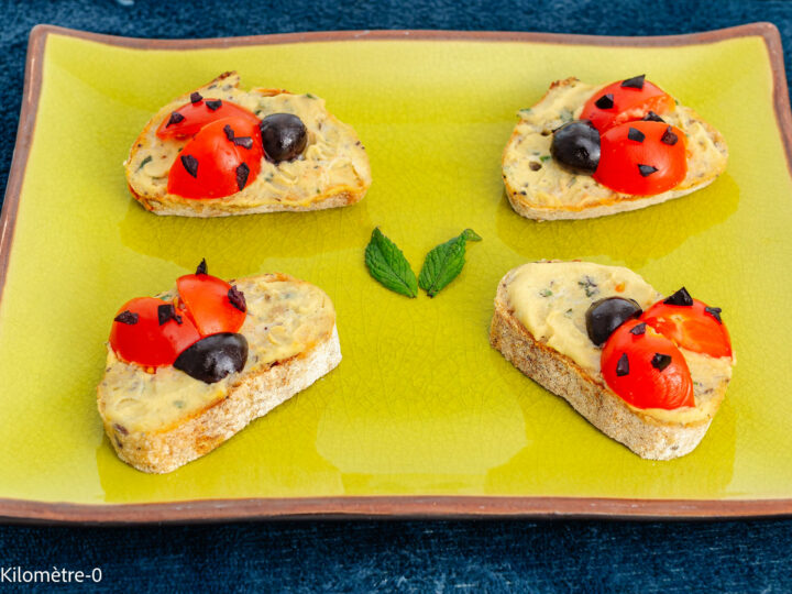 Tartines coccinelles : étape 5 — Vous pouvez les présenter dans un support vert qui rappelle la nature ^^.
