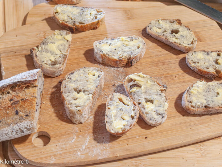 Tartines cornichon saucisson : étape 1 — Coupez des tartines dans une baguette et beurrez-les en fonction de vos goûts…