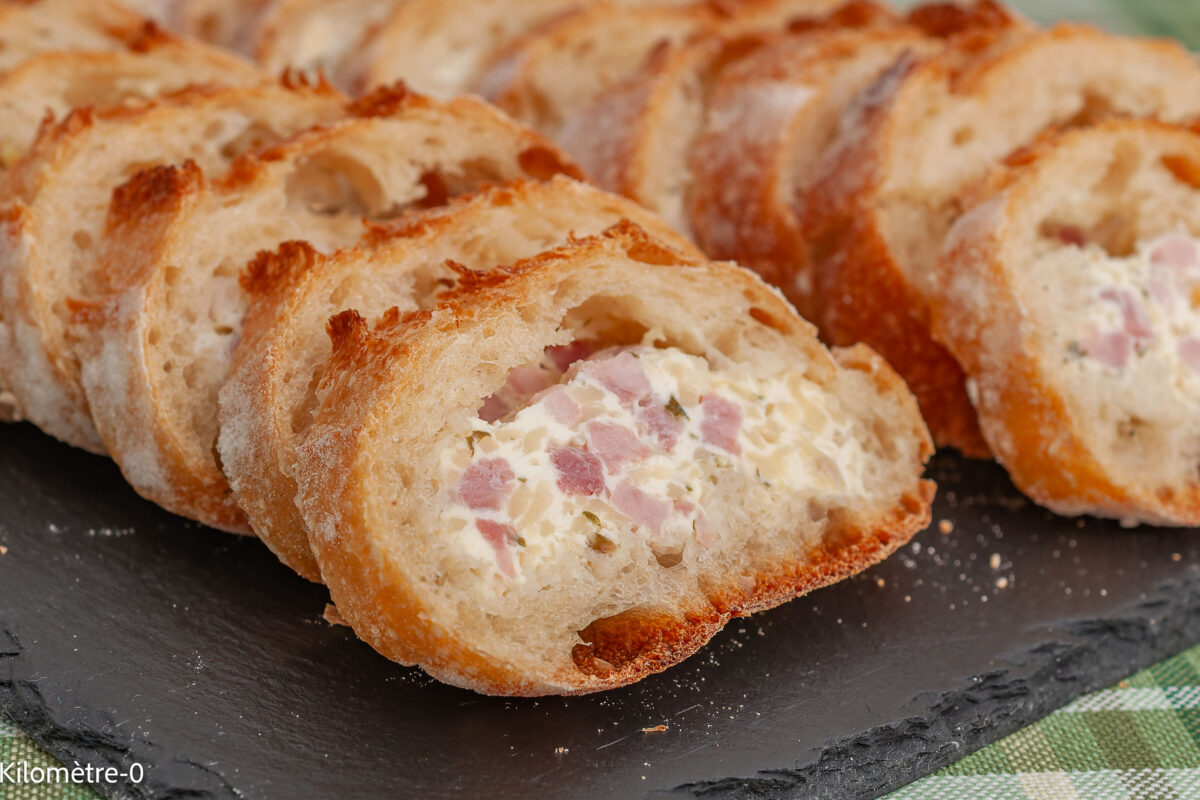 Recette de baguette farcie lardons emmental — fromage frais ciboulette échalote et oignon nouveau
