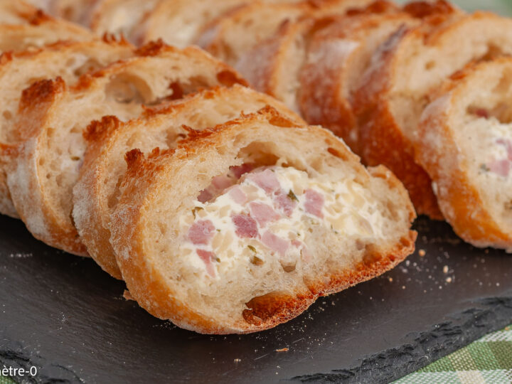 Recette de baguette farcie lardons emmental — fromage frais ciboulette échalote et oignon nouveau